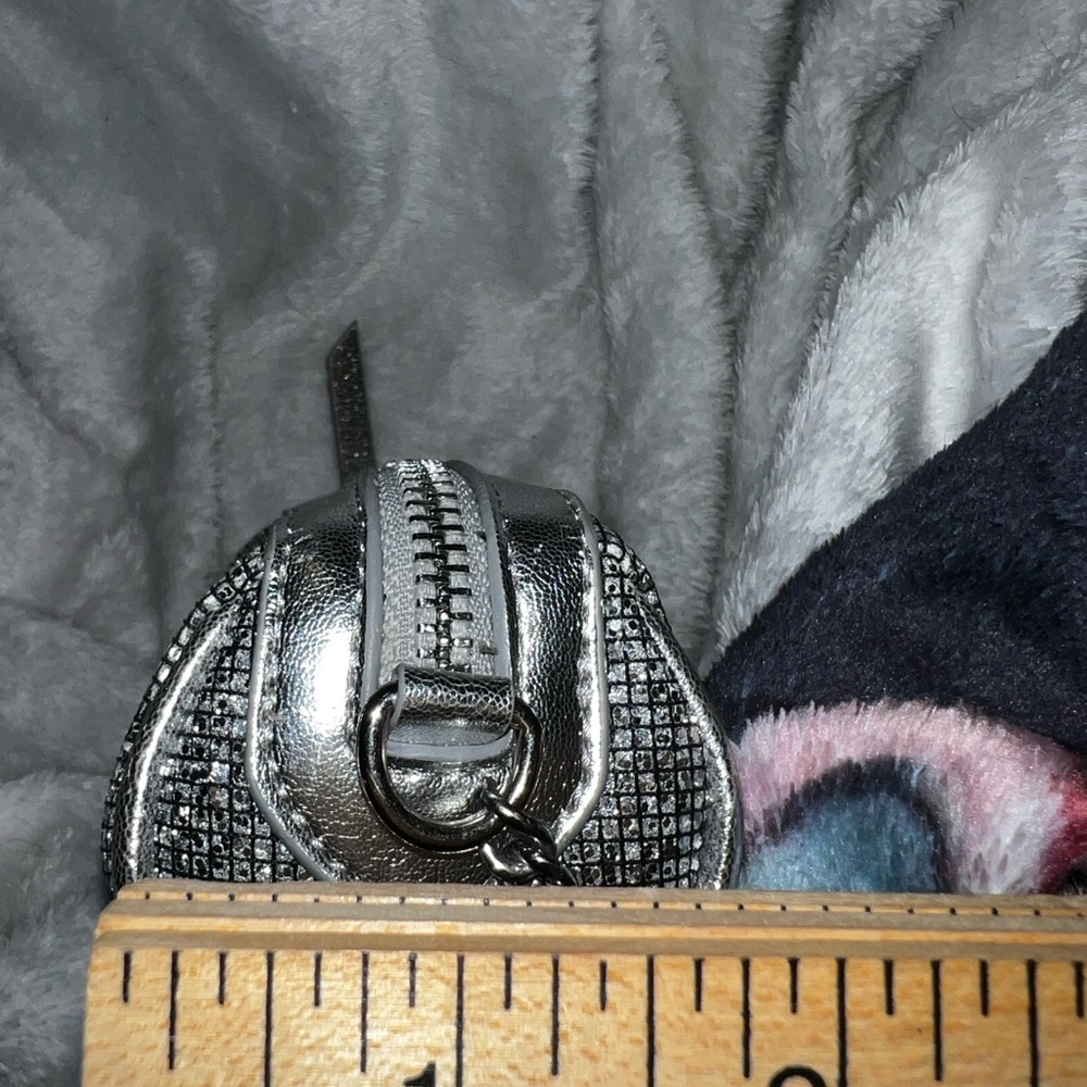 Small silver barrel style juicy couture coin bag - Picture 9 of 9